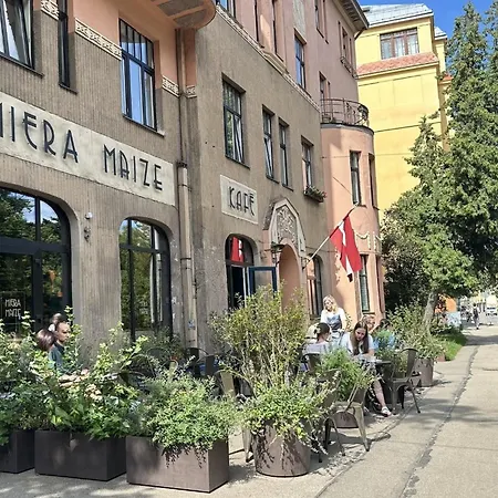 Pearl - New And Cosy Close To Center *