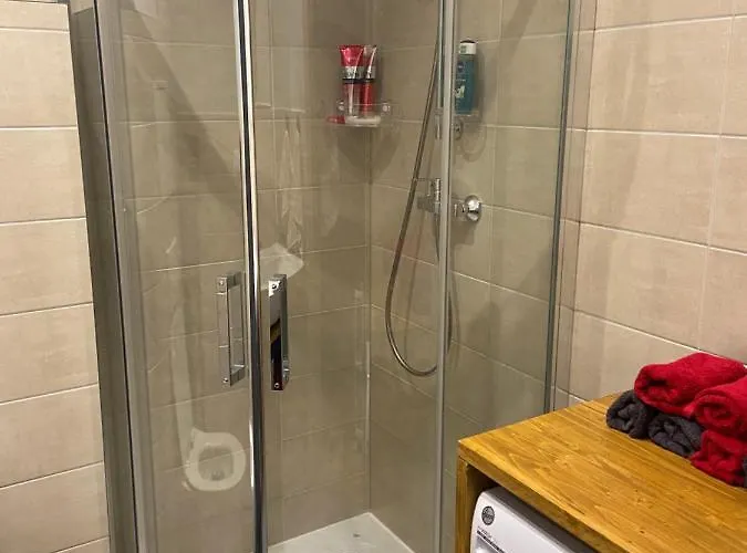 Pearl - New And Cosy Close To Center